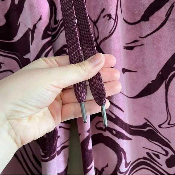 LuLaRoe Cozy Crystal Velour Crop Capri Pants Sz Med Solid Pink Magenta Swirl - Picture 4 of 10